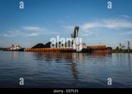 Kohle-Lastkahn an Haufen Station am Mahakam River, Ost-Kalimantan, Indonesien. Stockfoto