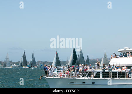 Yachten zum Jahresbeginn 2014 Rolex Sydney Hobart Yacht race am zweiten Weihnachtstag 2014, Sydney Harbour, Australien Stockfoto