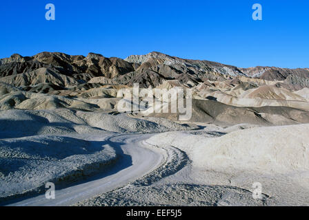 Death Valley Nationalpark, Kalifornien, CA, USA - Feldweg schlängelt sich durch Erosion Landschaft in Twenty Mule Team Canyon Stockfoto