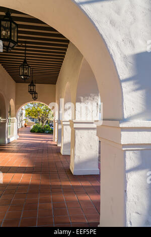 Sich wiederholendes Muster von weißem Stuck Bögen von der Wells Fargo aufbauend auf Anacapa Street, Santa Barbara, CA im späten Nachmittag Licht Stockfoto