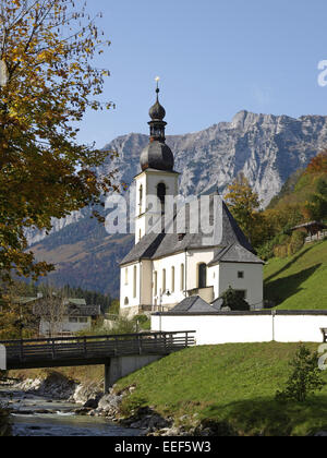 Deutschland, Bayern, Berchtesgadener Land, Ramsau, Kirche St. Fabian Und Sebastian, Fluss, Bruecke, Sommer, Oberbayern, Fremdenv Stockfoto