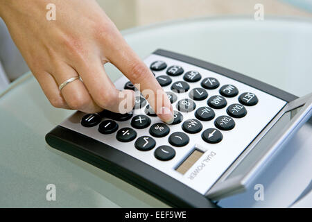 Frau, Taschenrechner, Business, Rechner, Rechnen, Kalkulieren, Kalkulation, Ausrechen, Planung, Symbol, Innen, Hand, Frauenhand, Stockfoto