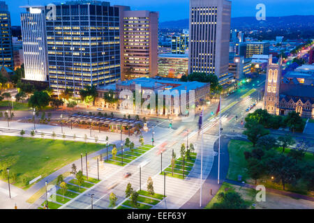 Blick auf Innenstadt in Adelaide in der Dämmerung Stockfoto