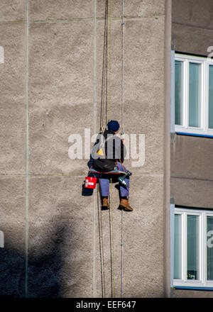 Mann arbeitet in Höhe vom Seil Stockfoto