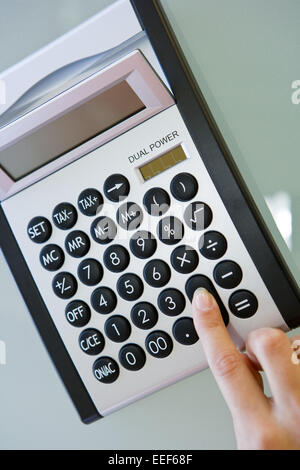 Frau, Taschenrechner, Business, Rechner, Rechnen, Kalkulieren, Kalkulation, Ausrechen, Planung, Symbol, Innen, Hand, Frauenhand, Stockfoto