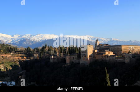 Aussicht auf die Alhambra-Palast & Festungsanlage in Granada, Andalusien, Spanien, mit Schnee bedeckten Gipfeln von Sierra Nevada im Hintergrund Stockfoto