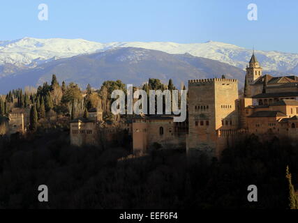 Granada-Alhambra-Palast & Festungsanlage mit Schnee bedeckten Sierra Nevada Berge im Hintergrund Stockfoto