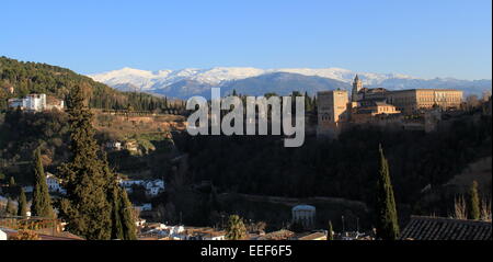 Panorama von der Alhambra-Palast & Festung in Granada, Andalusien, Spanien, mit Schnee bedeckten Sierra Nevada Berge im Hintergrund Stockfoto