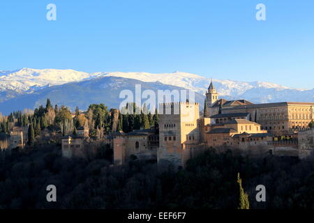 Aussicht auf die Alhambra-Palast & Festungsanlage in Granada, Andalusien, Spanien, mit Schnee bedeckten Gipfeln von Sierra Nevada im Hintergrund Stockfoto