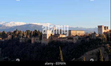 Aussicht auf die Alhambra-Palast & Festungsanlage in Granada, Andalusien, Spanien, mit Schnee bedeckten Gipfeln von Sierra Nevada im Hintergrund Stockfoto