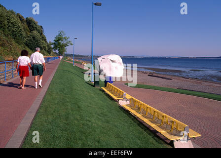 White Rock, BC, British Columbia, Kanada - Seaside Promenade Gehweg und großen Gletscher erratischen Granitfelsen am Strand Stockfoto