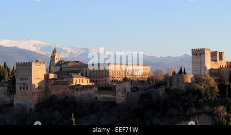 Aussicht auf die Alhambra-Palast & Festungsanlage in Granada, Andalusien, Spanien, mit Schnee bedeckten Gipfeln von Sierra Nevada im Hintergrund Stockfoto