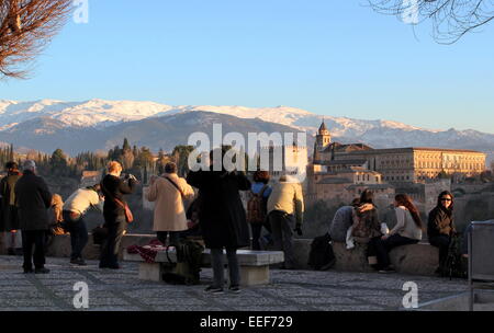 Gruppe von Touristen auf Albaicín Hügel bewundern den Alhambra-Palast & Festung in Granada, Spanien im winter Stockfoto