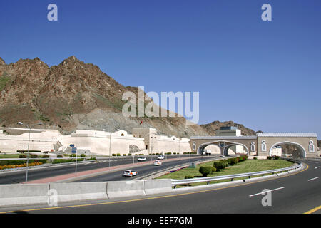 Sultanat Oman Muscat Maskat Masquat Reisen Verkehr Fort Straße Mutrah Zufahrt Schnellstrasse Arabische Halbinsel Naher Osten Su Stockfoto