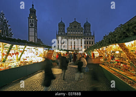 Deutschland-Augsburg Rathausplatz Weihnachtsmarkt Abend Bayern Adventszeit Weihnachtszeit Stadt Stadtansicht Markt Christkindlma Stockfoto