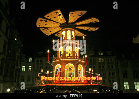 Deutschland Leipzig Nacht Aussen Beleuchtet Sachsen Adventszeit Weihnachtszeit Weihnachtsmarkt Wohnaccesoires Weihnachtspyramide ** Stockfoto