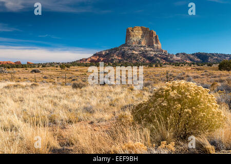 Isolierte Butte steilen Hügel in eine malerische Wüstenlandschaft, Navajo Nation Indian Reservation, Arizona, USA Stockfoto