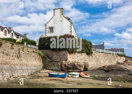 Hafen in der Bretagne in Ploumanac'h (Frankreich) Stockfoto