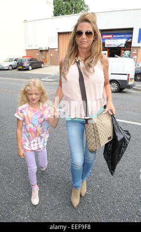 Katie Price kommt zu Fubar Radio-Studios mit ihrer Tochter Prinzessin Featuring: Katie Price, Princess Tiaamii Where: London, Vereinigtes Königreich bei: 15. Juli 2014 Stockfoto