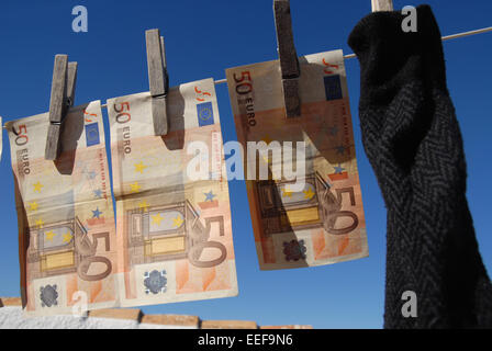 Geldwäsche, Euro-Banknoten hängen zum Trocknen, mit einer Socke Stockfoto