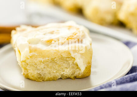 Frisch gebackenes Sauerteig Zimt rollt auf einem weißen Hintergrund. Stockfoto