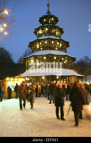 Deutschland Muenchen München Aussen Beleuchtet Bayern Adventszeit Weihnachtszeit Weihnachtsmarkt Wohnaccesoires englischen Garten M Stockfoto