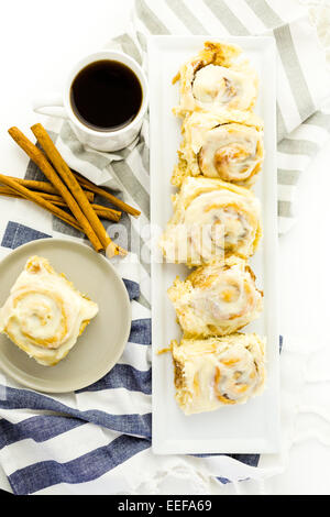 Frisch gebackenes Sauerteig Zimt rollt auf einem weißen Hintergrund. Stockfoto