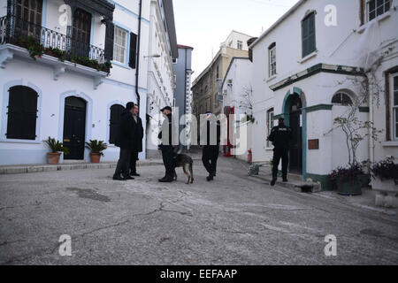 Gibraltar. 17. Januar 2015. Bewaffnete Patrouillen und Polizeihund Einheiten wurden eingesetzt, um Gibraltar Stadtzentrum in eine beispiellose Zunahme in Gibraltar zu patrouillieren. Bewaffnete Patrouille Einheiten Patrouillen zu Fuß durch die Main Street und Synagogen. Bildnachweis: Stephen Ignacio/Alamy Live-Nachrichten Stockfoto