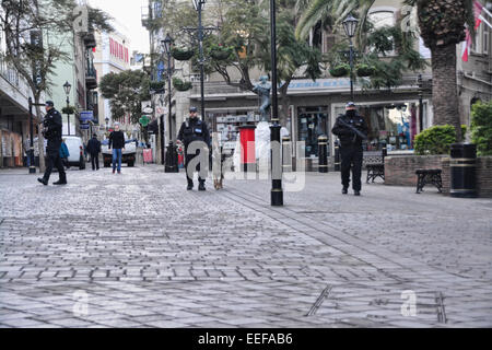 Gibraltar. 17. Januar 2015. Bewaffnete Patrouillen und Polizeihund Einheiten wurden eingesetzt, um Gibraltar Stadtzentrum in eine beispiellose Zunahme in Gibraltar zu patrouillieren. Bewaffnete Patrouille Einheiten und Polizeihund Abschnitt Patrouillen Main Street als Unternehmen eröffnet. Bildnachweis: Stephen Ignacio/Alamy Live-Nachrichten Stockfoto