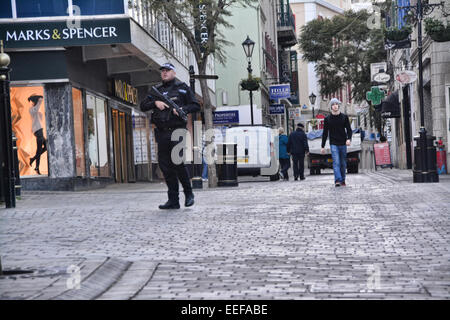 Gibraltar. 17. Januar 2015. Bewaffnete Patrouillen und Polizeihund Einheiten wurden eingesetzt, um Gibraltar Stadtzentrum in eine beispiellose Zunahme in Gibraltar zu patrouillieren. Bewaffnete Patrouille Einheiten und Polizeihund Abschnitt Patrouillen Main Street als Unternehmen eröffnet. Eine bewaffnete Polizisten patrouillieren durch die Main Street vor dem Start des Unternehmens. Bildnachweis: Stephen Ignacio/Alamy Live-Nachrichten Stockfoto