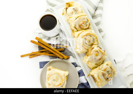 Frisch gebackenes Sauerteig Zimt rollt auf einem weißen Hintergrund. Stockfoto