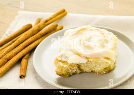 Frisch gebackenes Sauerteig Zimt Brötchen auf dem Tisch. Stockfoto