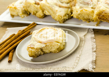 Frisch gebackenes Sauerteig Zimt Brötchen auf dem Tisch. Stockfoto