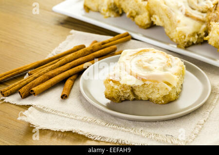 Frisch gebackenes Sauerteig Zimt Brötchen auf dem Tisch. Stockfoto