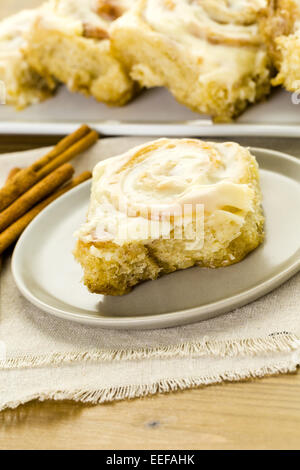 Frisch gebackenes Sauerteig Zimt Brötchen auf dem Tisch. Stockfoto