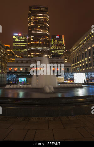 Nachtansicht des Cabot Square in den Docklands, London, UK Stockfoto