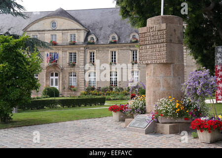 D-Day-Befreiung-Denkmal vor dem Rathaus von Carentan, Normandie, Frankreich Stockfoto