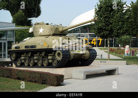 Amerikanischen Sherman-Panzer vor dem Airborne Museum in das Dorf von Sainte-Mere-Eglise, Normandie, Frankreich Stockfoto