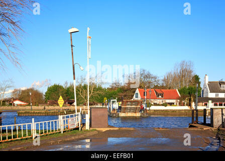 Ein Blick auf Reedham Fähre über den Fluß Yare auf den Norfolk Broads, England, Vereinigtes Königreich. Stockfoto