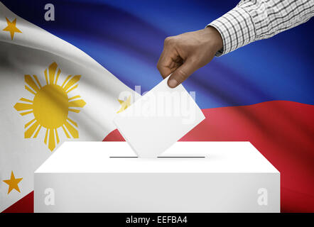 Urne mit Nationalflagge auf Hintergrund - Philippinen Stockfoto