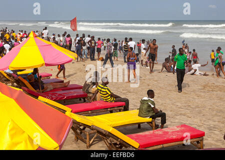 Massen auf Points Strand, Accra, Ghana, Afrika Stockfoto