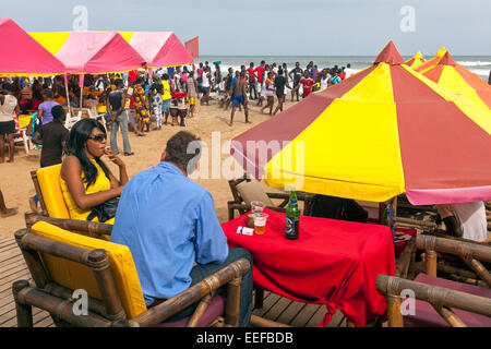 Paar im Restaurant am Points Strand, Accra, Ghana, Afrika Stockfoto