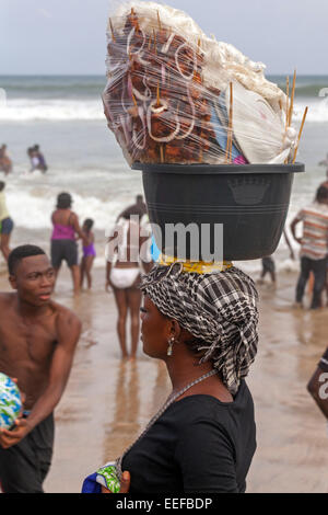 Verkäufer auf Points Strand, Accra, Ghana, Afrika Stockfoto