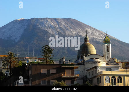 Torre Del Greco, Kampanien, Italien. Vesuv drohend über der Stadt. Stockfoto