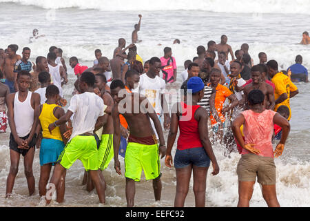 Massen auf Points Strand, Accra, Ghana, Afrika Stockfoto