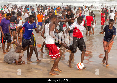 Massen auf Points Strand, Accra, Ghana, Afrika Stockfoto