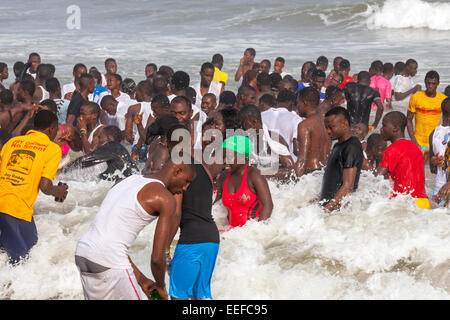 Massen auf Points Strand, Accra, Ghana, Afrika Stockfoto