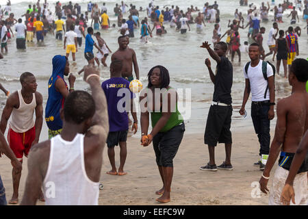 Massen auf Points Strand, Accra, Ghana, Afrika Stockfoto