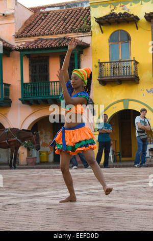 Traditionelle Mapele Tanz in Altstadt Cartagena, Kolumbien Stockfoto