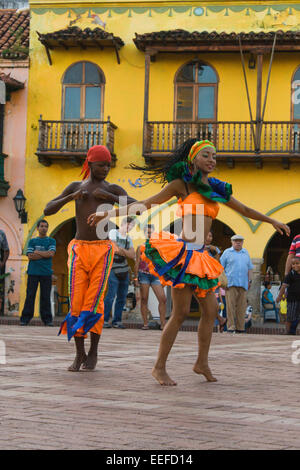 Traditionelle Mapele Tanz in Altstadt Cartagena, Kolumbien Stockfoto